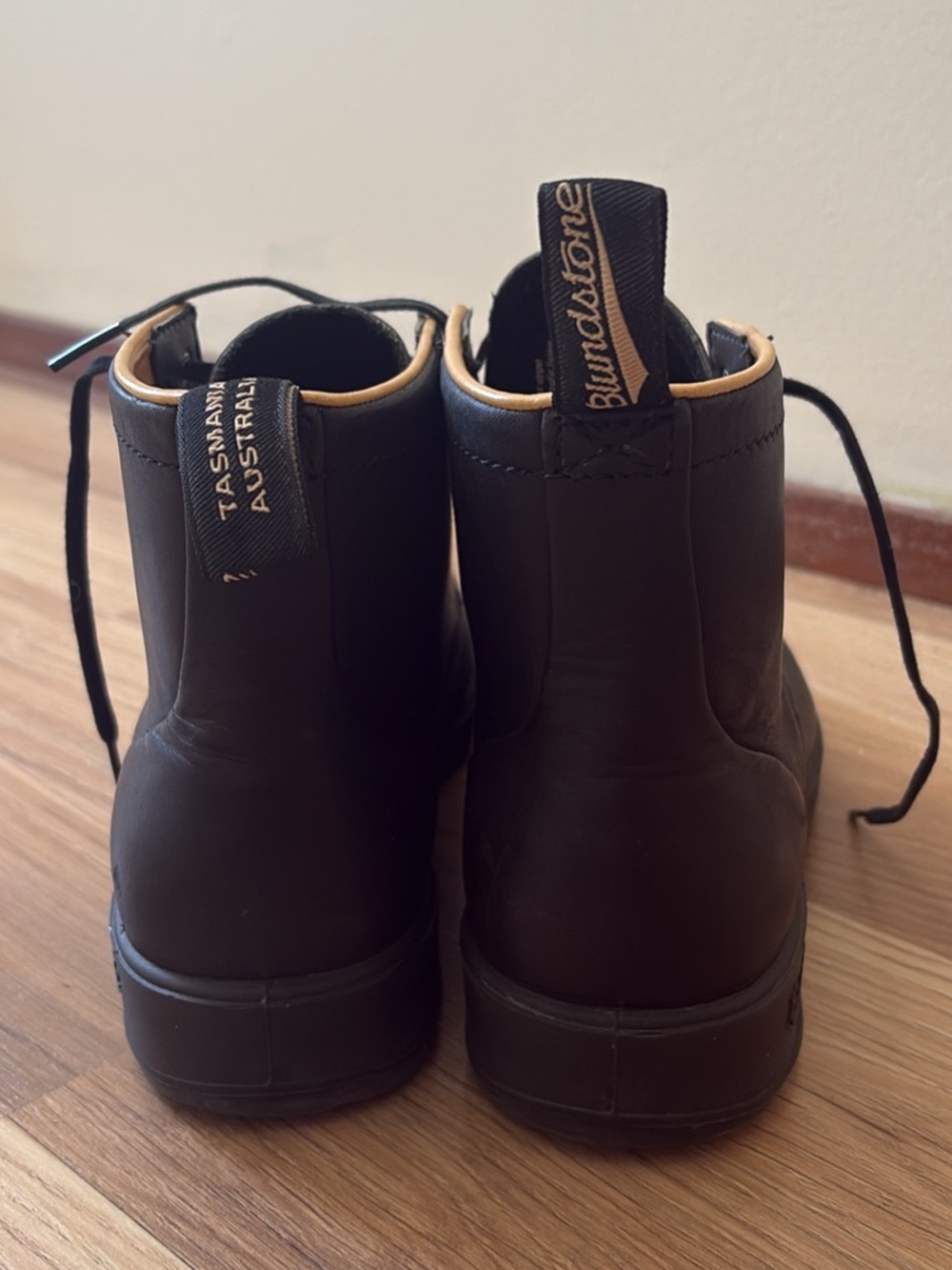 Blundstone Black Leather Lace-Up Combat Boots with Tan Lining - Picture 3 of 4